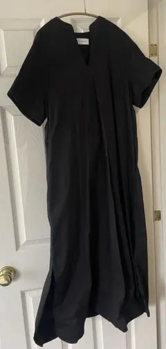 半袖ワンピース　ADAM ET ROPE 黒いVネック半袖Aラインドレス