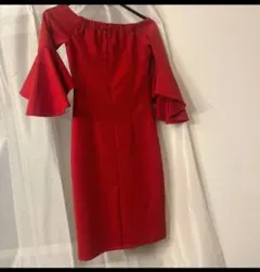赤いオフショルダー膝丈ワンピース