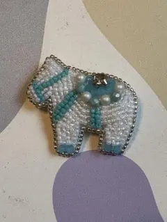 ダーラナホースのブローチ　ホワイト　ハンドメイド
