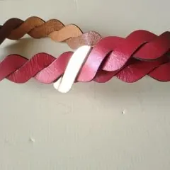 レザー 編み込みベルト　金色の金具付き 表側赤　裏側茶色