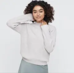 ユニクロ　ライトスフレヤーンモックネックセーター　ライトグレー 未使用タグ付き