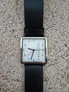 NO MONDAY アナログ腕時計 ホワイト/ブラック