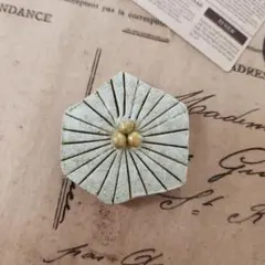 陶器　ボタニカル【11】のブローチ