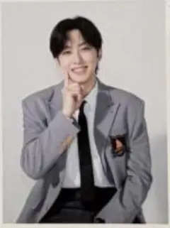 K-POP タレントカード グレーのスーツ