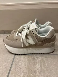 New Balance 574 ベージュ厚底スニーカー
