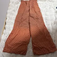 オレンジの穴あきデザインワイドパンツ