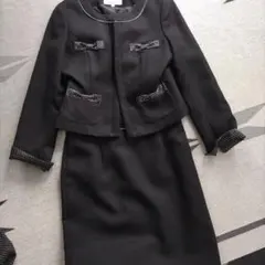 黒いビジュー装飾スカートスーツ