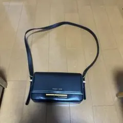 黒いレザーショルダーバッグ