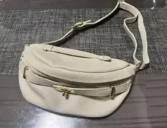 美品　AULENTTI オウレンティ　金具付きレ ザーボディバッグ オフホワイト AULENTTI（オウレンティ） ボディバッグ DI 3034 DO DOLLARO