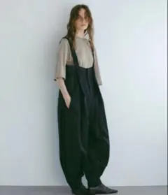 ETRE TOKYO サスペンダーヘムタックカーブパンツ ネイビー Mのサムネイル