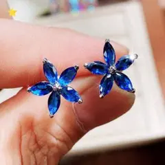 花型青色クリスタルピアス　カジュアル　エレガント　小ぶり　お洒落　可愛い　小花
