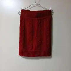 タイトスカート濃赤ケーブルニット