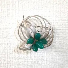花形ブローチ 緑色の石付き
