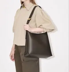 CHARLES & KEITH Edna エドナトートバッグのサムネイル