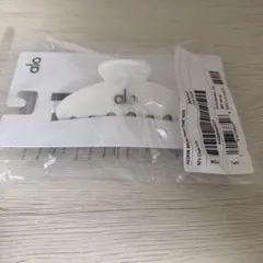 alo yoga 90's Claw Clip ヘアクリップ ホワイトパール - メルカリ