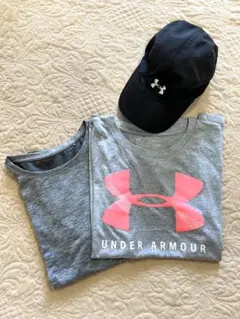 UNDER ARMOUR Tシャツ ユニクロTシャツの2枚セット キャップ付きのサムネイル