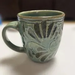 陶器 マグカップ グリーン系 彫り模様