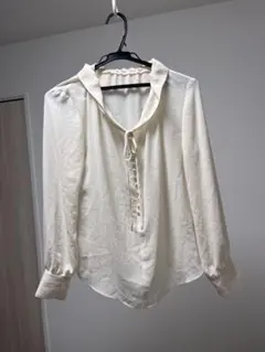 アイボリー リボン付きボタンアップシャツ