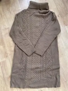 ベージュ タートルネック ケーブルニット ロングワンピース