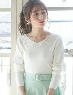 華をまとうスイート3Dフラワーモチーフ後ろレースリブニットプルオーバー　OW