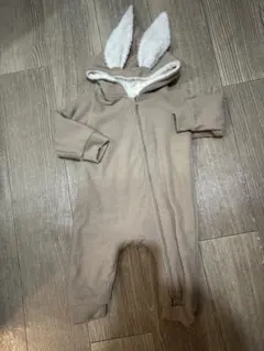 ウサギ耳付きベージュロンパース
