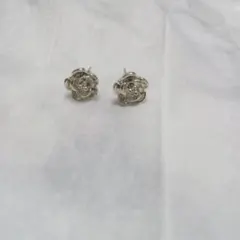 シルバー バラ型スタッドピアス