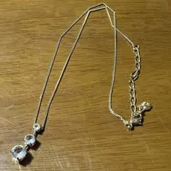 スワロフスキー　3連　クリスタル ネックレス　ゴールド　上品
