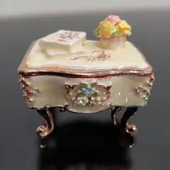 Item thumbnail for item c9f015a9-2db8-4a0e-8e76-9b7fc474b8ff