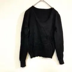 黒いVネック長袖ニット シンプル