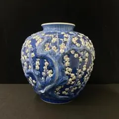 有田焼 緒方松右衛門作 染付浮彫陽刻夕梅特大花瓶 飾壷 花器 36cm 有田焼 緒方松右衛門作 染付浮彫陽刻夕梅特大花瓶 飾壷 花器 36cm