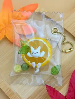 ハンドメイド 猫 白猫 チャーム スライスみかんにゃん【価格改定】