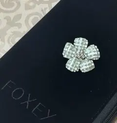 フォクシー お花ブローチ ブラック 新品同様 - メルカリ