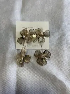 花モチーフ ゴールド ピアス