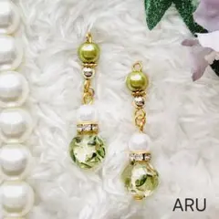 No.383★可愛い☆香水瓶☆緑☆ビジュー☆ゆらゆら☆ピアス☆イヤリング