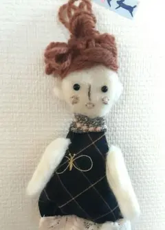 ハンドメイドミナペルホネン布製人形 黒と白のドレス