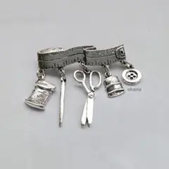 【E-791】シルバーアンティーク調 裁縫セットブローチ　ヴィンテージ風　北欧風