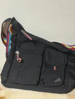 adidas ショルダーバッグ 黒 カラフルストラップ