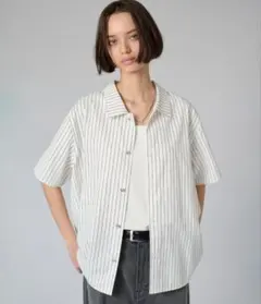 新品 ONCILY シルバーボタン レギュラーカラーシャツ ストライプ 半袖のサムネイル