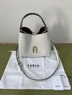 FURLA ホワイトレザー ショルダーバッグ