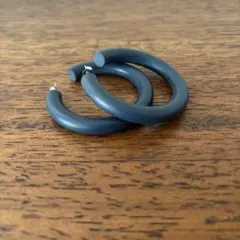 AGATHA ネイビー色フープピアス