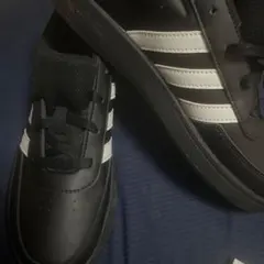 adidas ブラック スニーカー 3本ストライプ