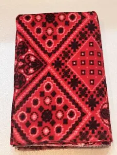 フリース生地　薄手　赤い幾何学模様　縦155cm横105cm