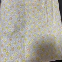 テーブルクロス。カバー。新品未使用。薄いグレー 生地に淡いオレンジ、黄色の花模様