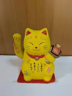291 薬師窯　招き猫　黄色　小槌　袋持ち　電動　縁起物