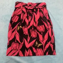 黒とピンクの花柄タイトスカートのサムネイル