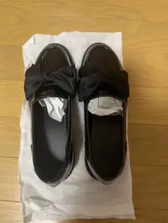 リボン付き黒ローファー
