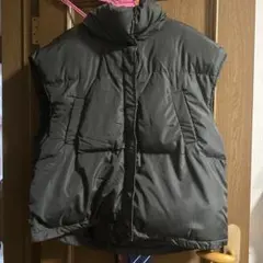 黒のダウンベスト