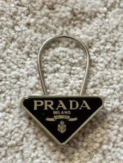 PRADA ブローチ 海外ノベルティ品 プラダ - メルカリ