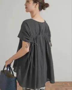 【美品】アーバンリサーチドアーズ/ バックギャザーブラウスのサムネイル