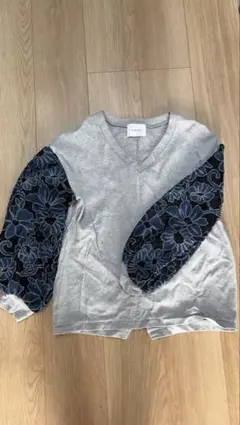 グレー Vネック 長袖 Tシャツ 花柄